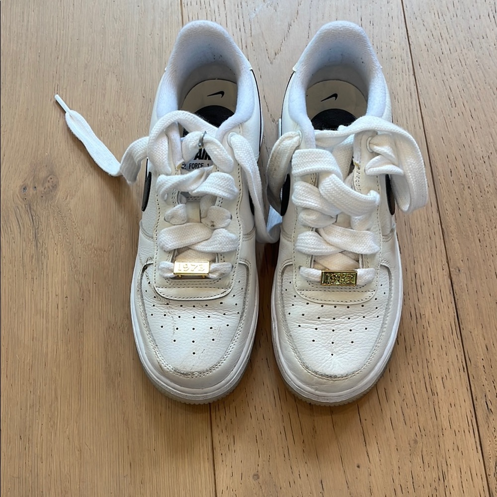Nike White Minimalist Sneakers Classic Design